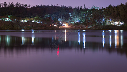 库里夫图湖上空夜幕降临时代反射天空树木丘陵背景图片