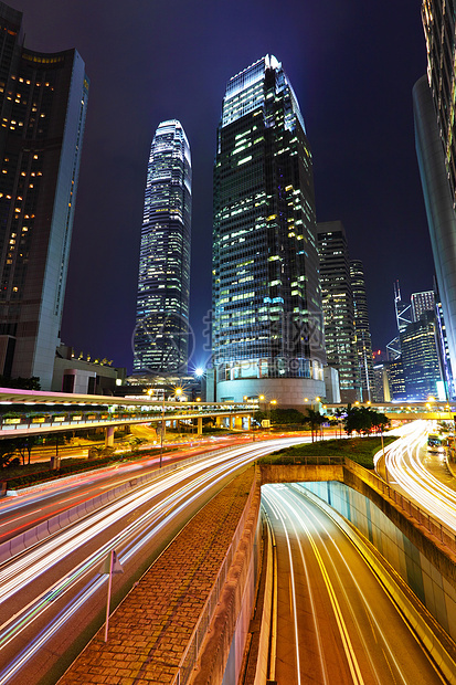 通过香港市中心的交通流量旅行小径旅游建筑戏剧性运输日落景观城市蓝色图片