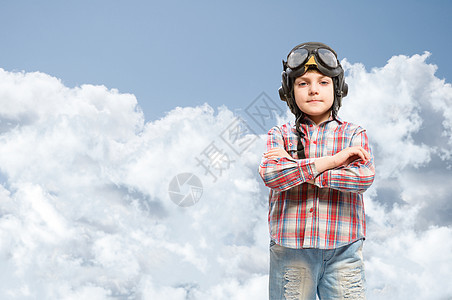 戴头盔飞行员的男孩梦想成为飞行员勇气童年眼镜空气男性天空男生翅膀孩子想像力图片
