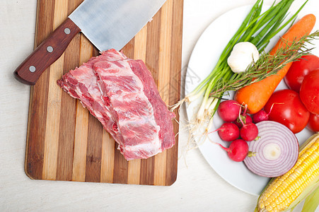切新鲜猪肉肋排和蔬菜工作室食谱市场味道厨房屠夫营养美食杂货店肋骨图片