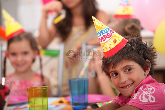 参加生日派对的儿童纸帽子女孩回忆青少年玻璃视图青年婴儿期液体杯子图片