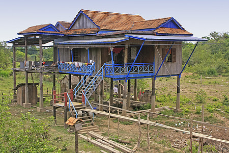柬埔寨Kratie附近一个小村庄的简陋房屋高跷建筑学小屋沉降房子贫困坎皮图片