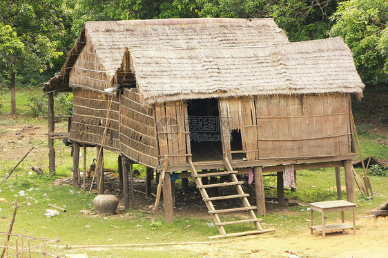 柬埔寨Kratie附近一个小村庄的简陋房屋建筑学坎皮高跷房子贫困小屋沉降图片