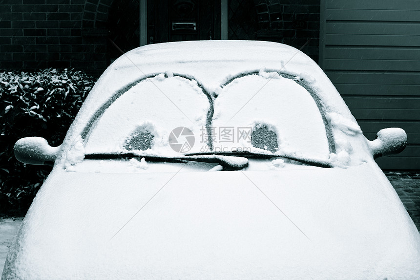 车被雪雪覆盖面部气候黑与白保险好心情旅行玻璃能见度手指挡风玻璃图片