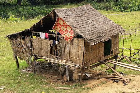 柬埔寨Kratie附近一个小村庄的简陋房屋高跷建筑学贫困坎皮房子小屋沉降图片