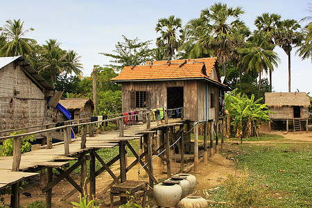 柬埔寨Kratie附近一个小村庄的简陋房屋房子贫困建筑学坎皮小屋高跷沉降图片