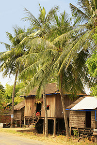 柬埔寨Kratie附近一个小村庄的简陋房屋沉降建筑学贫困房子坎皮小屋高跷图片