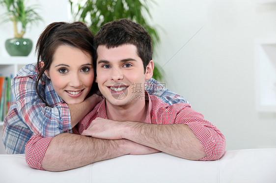 情爱的年轻夫妇男生微笑女性植物女士男人夫妻男朋友男性家庭图片