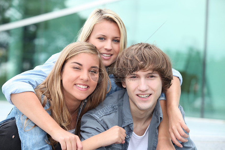 微笑的青少年金发白色朋友们头发女性男人女士男生棕色女孩图片