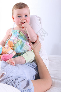 婴儿膝下休息的母亲背景图片