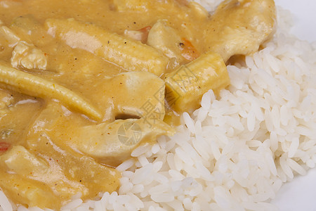 带大米的椰椰子咖喱香料玉米午餐白色盘子草本植物柠檬椰子勺子文化图片