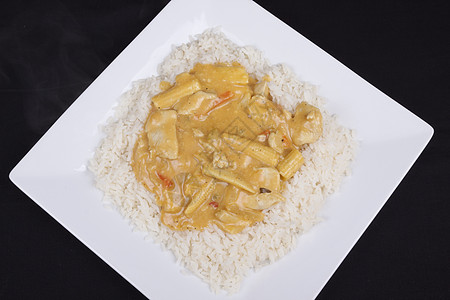 带大米的椰椰子咖喱玉米草本植物辣椒盘子午餐椰子食物勺子白色牛奶图片
