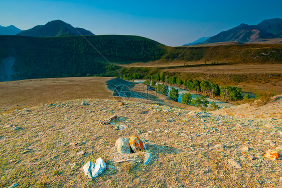 岩石山谷 俄罗斯阿尔泰山石头旅游地平线土地天空旅行死亡场景风景地形图片