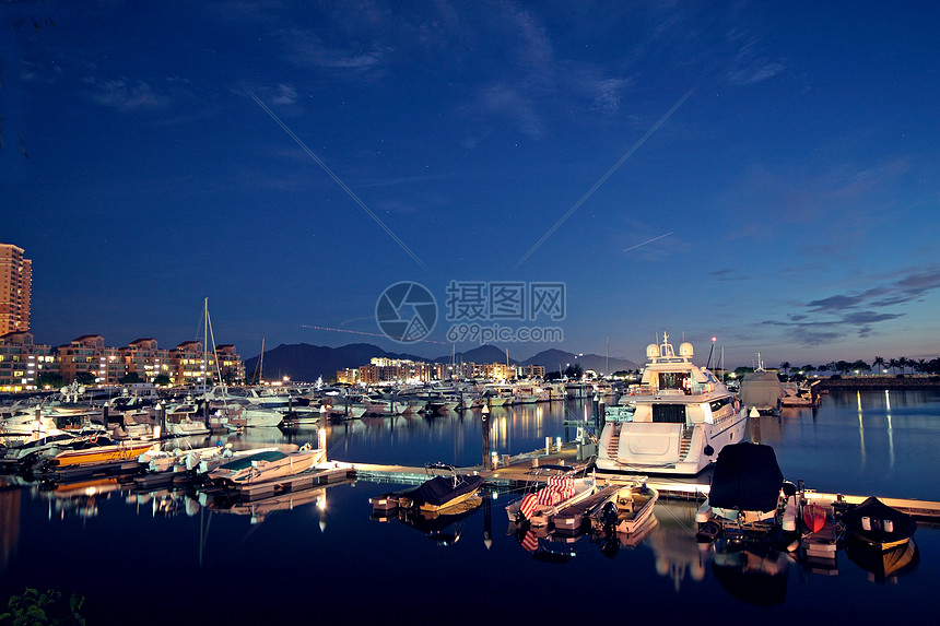 夜里香港金色海岸的景象港口码头假期城市蓝色酒店巡航建筑游艇国家图片