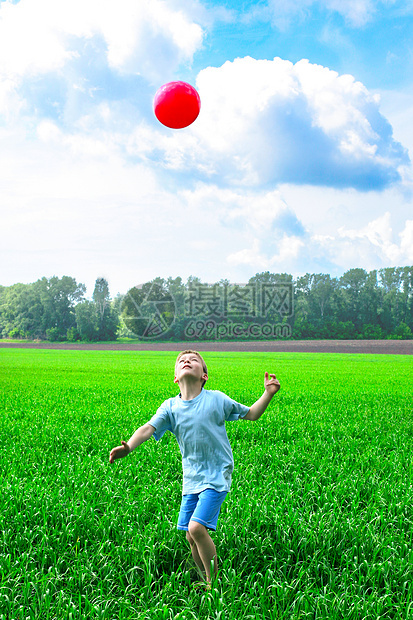 男孩玩球喜悦自由阳光青少年游戏场地孩子童年快乐乐趣图片