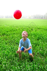 男孩玩球男生游戏草原快乐乐趣衬衫喜悦训练运动蓝色图片