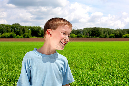 男孩在田野中孩子自由青少年衬衫快乐喜悦草地场地乐趣童年图片