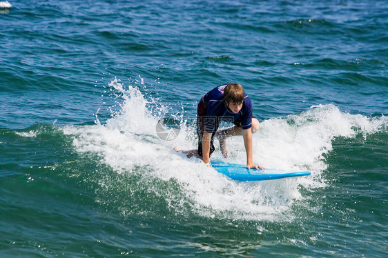 少年男孩冲浪男生竞技支撑冲浪者海滨男性木板海洋身体娱乐图片