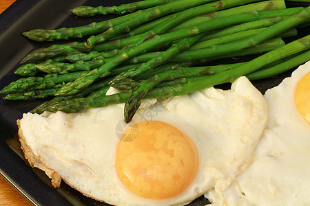 鸡蛋和有paragus的卵味道龙虾主菜盘子餐厅食物晚餐午餐美食海鲜图片