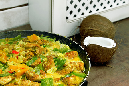 鸡和蔬菜油炸平底锅烹饪厨房椰子餐厅食物胡椒营养美食图片