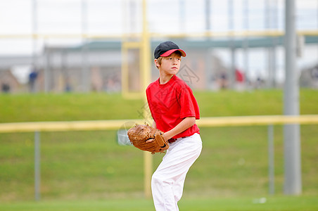 红色球衣的青年棒球投手运动玩家联盟手套图片