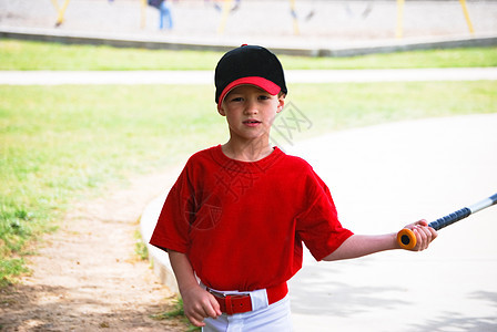 小棒球手握着球棒图片