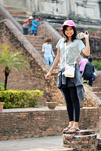 三八妇女节亚裔妇女在佛教寺庙享受背景