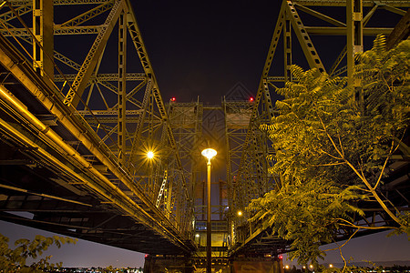 哥伦比亚河跨州大桥下面的哥伦比亚河下背景图片