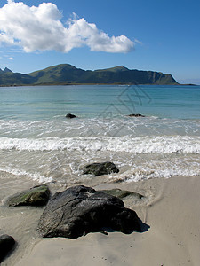 挪威海滩旅游农村自由爬坡游客晴天休闲岩石海湾风景图片