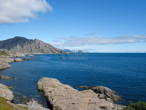 挪威景观挪威农村游客休闲摄影岩石爬坡乡村全景风景晴天图片