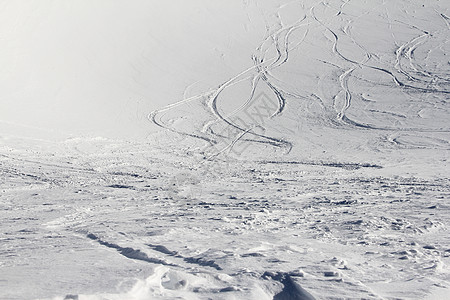 雪上滑雪痕迹冒险追求运动滑雪板阳光场景活动季节单板爬坡图片