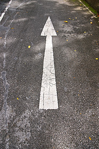 方向标志运输指导运动白色街道灰色交通背景图片