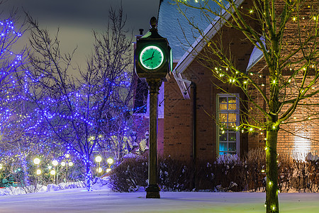 美丽的旧式绿钟花环建筑蒸汽蓝色街道图片