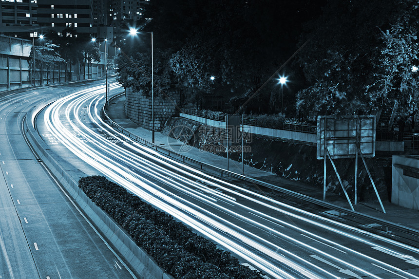 夜间穿越城市的交通场景景观金融方法建筑物旅行办公室运输市场蓝色图片