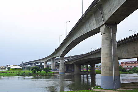 高速公路商业蓝色城市速度天空射线建筑卡车交通车辆图片