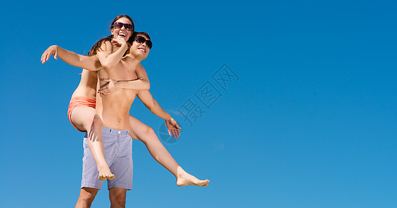 情侣抱抱女孩男人女朋友乐趣空气快乐幸福自由空闲跳跃图片