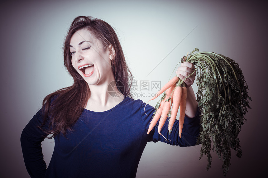 有胡萝卜的美女素女人素食风格食物饮食萝卜女人纯素营养女性图片