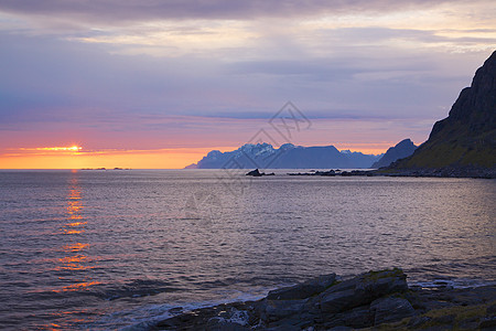 挪威的午夜日光风景全景海洋海岸海岸线太阳日落支撑图片