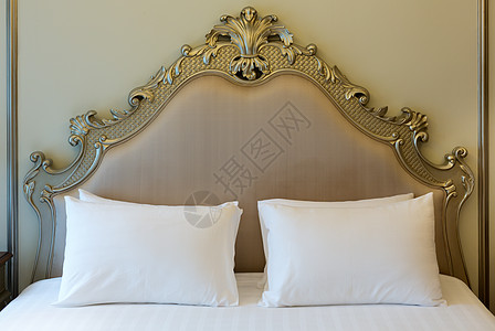 在旅馆房间的双人床床头板装饰枕头公寓床单羽绒被房子床垫汽车寝具图片