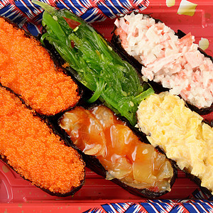 红托盘中的寿司图片