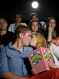 电影院的年轻夫妇幸福爆米花观众席群人娱乐快乐夜生活男人女性电影背景图片