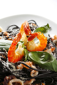 黑意面加海鲜乌贼胡椒食物叶子午餐美食餐厅贝类沙拉盘子图片