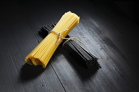 黑白干意大利面烹饪食物杂货店用餐白色黑色绳索糖类食品美食背景图片