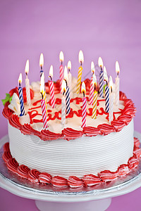 生日蛋糕和蜡烛燃烧火焰派对育肥灯芯食物庆典磨砂冰镇盘子背景图片