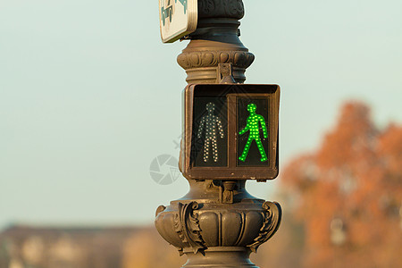 巴黎的绿色行人交通灯图片
