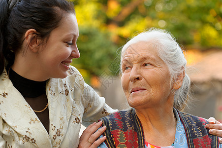 外婆和孙女同在智慧家庭女儿感情退休女士孙子黑发祖母父母图片