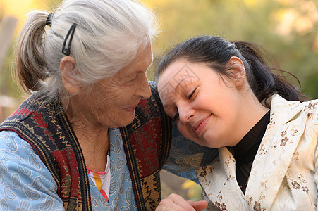外婆和孙女同在父母感情黑发女孩女士孙子祖母退休幸福成人图片