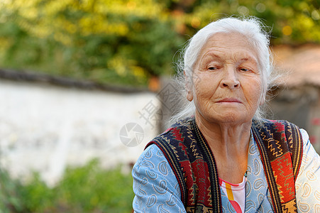 老年妇女的纵向特征成人情感阳光长老福利灰色生活女性女士退休图片