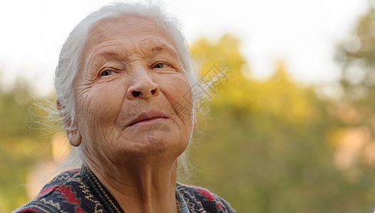 老年妇女的纵向特征福利成人情感女性长老退休白色生活头发皱纹图片