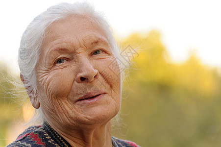 三八妇女节笑着的老年妇女的肖像情感退休生活福利皱纹阳光成人白色灰色女性背景